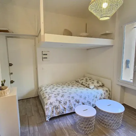 Vieil Et Mezzanine Proche De La *