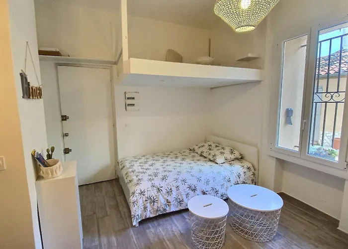 Vieil Et Mezzanine Proche De La *